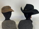 deux chapeaux sur une tête de mannequin et un chapeau sur une tête de mannequin