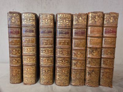 plusieurs vieux livres sont alignés sur une table
