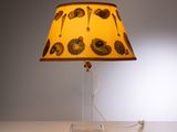 une lampe posée sur une table et munie d'un abat-jour