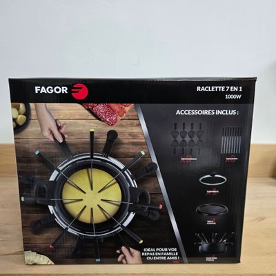 une boîte contenant une horloge, posée sur une table