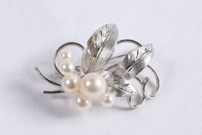 silver and pearl flower broocher with leaves and pearls