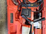 une boîte à outils contenant des outils, posée sur le sol