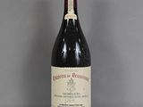 une bouteille de vin posée sur une table