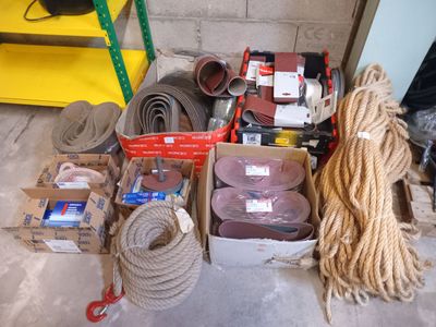 un tas de cordes et d'autres objets par terre