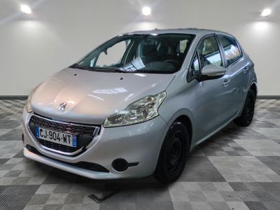 la photo d'une voiture argentée garée dans un garage