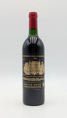 une bouteille de vin posée sur une table