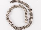 gros plan d'un collier et d'un bracelet sur une surface blanche