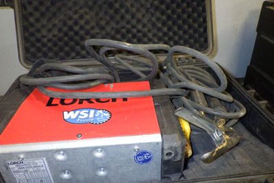 une boîte contenant tout un tas de fils
