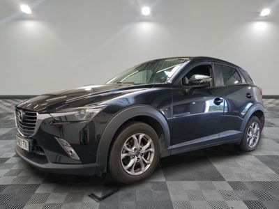 Une Mazda CX-3 de 2020 dans un showroom au sol à damier