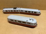 deux petits trains posés l'un à côté de l'autre sur une table