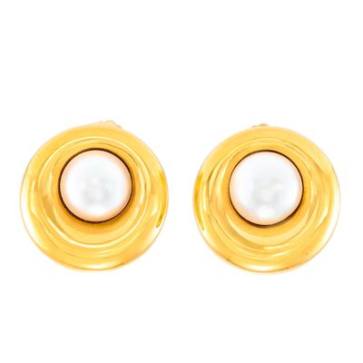 une photo d'une paire de boucles d'oreilles en or et perles
