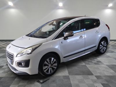 la voiture blanche est garée sur un sol en damier dans le garage