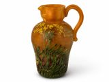 un vase orange orné de fleurs jaunes sur fond blanc