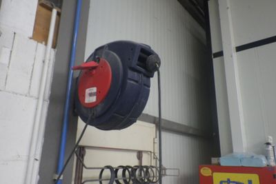un tuyau raccordé au mur d'un immeuble