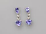 une paire de boucles d'oreilles en tanzanite et diamant