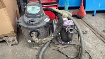Lot composé d'un aspirateur traîneau et un aspirateur tonnea…