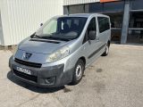La camionnette argentée est garée devant un immeuble.