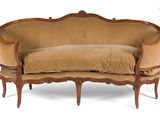 un canapé sur lequel est posé un coussin