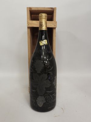 une bouteille de vin dans un coffret en bois sur fond blanc