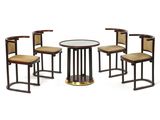trois chaises et une table à plateau en verre sur fond blanc