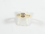 gros plan d'une bague en diamant sur une surface blanche