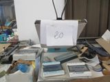une pile d'objets assortis sur une table