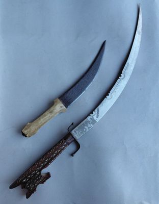un couteau et un porte-couteau sur la table