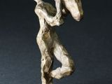une statue représentant un homme tenant une batte de baseball posée sur une table