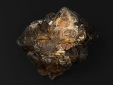 un gros plan d'un caillou sur fond noir