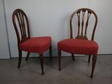 deux chaises avec un revêtement rouge, un revêtement rouge, un revêtement rouge, un revêtement rouge, un revêtement rouge, un revêtement rouge, un revêtement rouge, un revêtement rouge, un revêtement rouge