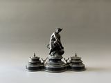 une statue de femme assise sur une table