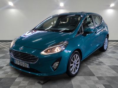 La Ford Fiesta bleue est garée sur un sol à damier.