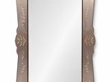 gros plan d'un miroir sur un mur à fond blanc