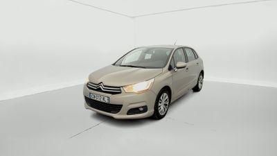Une Citroën beige est garée dans une pièce blanche