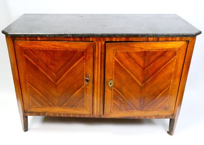 une armoire en bois à deux portes avec un plateau en marbre
