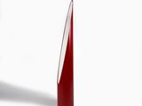 un vase rouge avec un couvercle blanc et un socle rouge