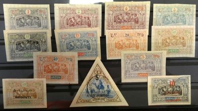 de nombreux timbres différents exposés dans une vitrine