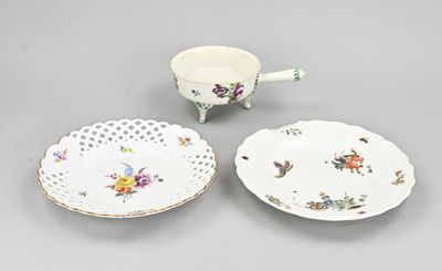 Deux assiettes et un bol sont posés sur une table.