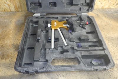 un outil dans une boîte contenant d'autres outils