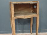 une petite table en bois surmontée d'une étagère