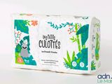 un gros plan d'une boîte de papier toilette posée sur une surface blanche