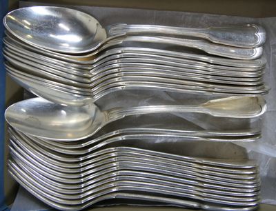 un lot de cuillères en argent et de cuillères dans une boîte