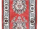 un tapis rouge et noir sur fond blanc