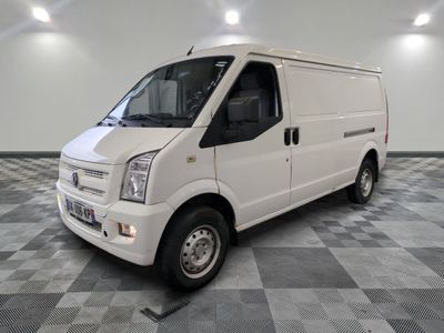 la photo d'une camionnette blanche garée dans une pièce