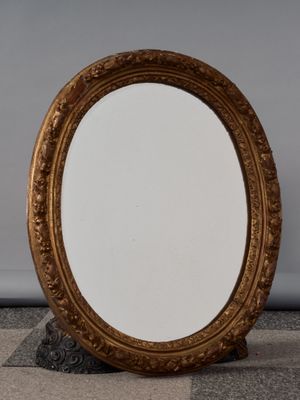 Miroir ovale à cadre en bois et stuc doré de style Louis XVI…