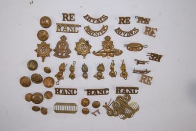de nombreux types de badges différents, posés sur la table