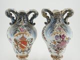 une paire de vases ornés de motifs floraux sur un fond blanc