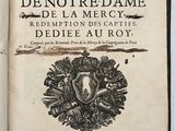 un vieux livre dont la couverture arbore un blason