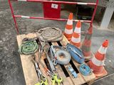 une palette en bois sur laquelle sont posés tout un tas d'outils