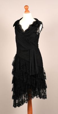 une robe noire sur un mannequin, sur fond blanc
